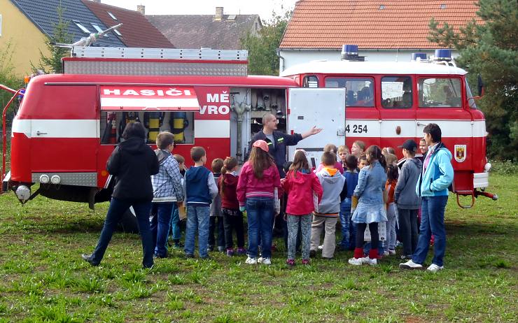 Děti si ve Vroutku prohlédli i techniku místních hasičů. Foto: HZS ÚK